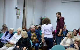 Pisarz pośr&oacute;d publiczności 