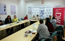 Uczestnicy spotkania pracujący w grupach