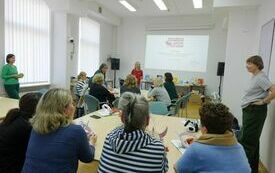 Uczestnicy warsztat&oacute;w stolikowych.