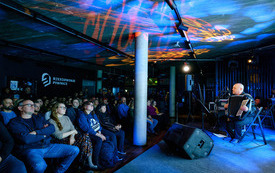 W klimatycznej sali trwa koncert. 