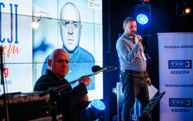 Dw&oacute;ch mężczyzn na scenie. 