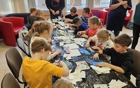 Warsztaty plastyczne dla dzieci z malowania obraz&oacute;w. 