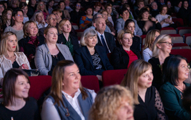 Goście jubileuszu siedzący na widowni teatru