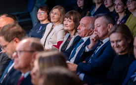 Grupa gości jubileuszu siedząca na widowni teatru