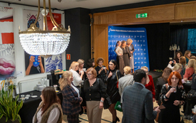 Goście jubileuszu stojący w foyer teatru