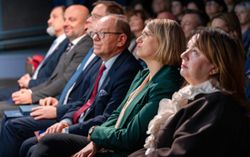 Publiczność w teatrze patrzy w kierunku sceny