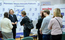 Publiczność w kolejce po autografy