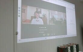 Widok na ekran rzutnik z rozmową video. 