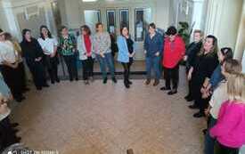 Grupa kobiet stojących w kole.