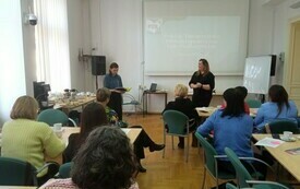 Prowadzące spotkanie kobiety m&oacute;wią do uczestnik&oacute;w spotkania