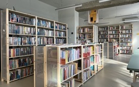 Regały z książkami o r&oacute;żnej wysokości. 