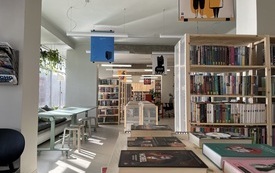 Regały r&oacute;żnej wysokości, na regałach książki