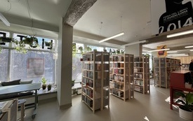 Widok na regały z książkami