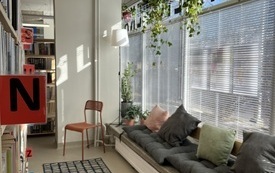 Parapet zaaranżowany na siedzisko, dywan krzesło.