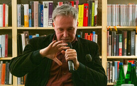 Mężczyzna z mikrofonem gestykuluje