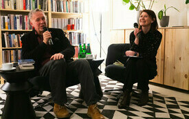 Kobieta i mężczyzna rozmawiają siedząc w fotelach