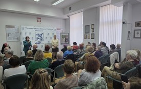 Dyrektorka biblioteki wita gości i bohaterkę spotkania.