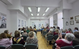 Sale wypełniona widzami. 