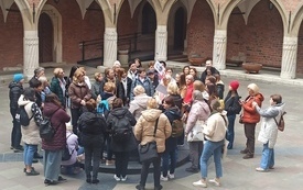 Grupa bibliotekarek na dziedzińcu UJ. 