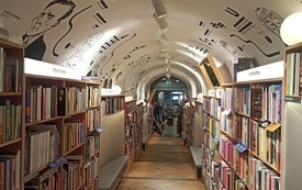 Wnętrze biblioteki z regałami. 