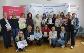 Uczestnicy warsztat&oacute;w pozują do wsp&oacute;lnego zdjęcia. 