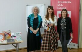 Trzy kobiety pozują do wsp&oacute;lnej fotografii