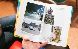 Wnętrze otwartej książki, na obu stronach kolorowe zdjęcia z Ukrainy