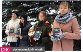 Cztery nastolatki ubrane w zimowe ubrania trzyma książki, w tle drzewa przysypane książki.