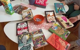 Na stole książki i zakładki z DKK