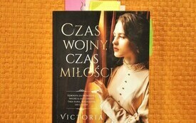 Okładka książki, na której widnieje kobieta w długiej sukni.