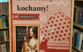 Plakat Dyskusyjnych Klubów Książki umieszczony na sztaludze.