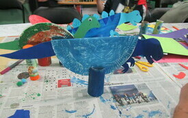 Prace plastyczne dzieci, kt&oacute;re przedstawiają dinozaury. 