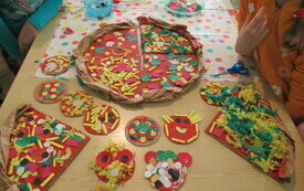 Prace plastyczne dzieci, kt&oacute;re przedstawiają pizze. 