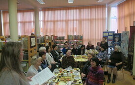 Uczestnicy spotkania, kobiety w r&oacute;żnym wieku siedzące przy stolikach kawowych. 