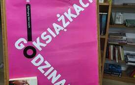 Plakat Dyskusyjnych Klub&oacute;w Książki wraz z logo DKK oraz okładka książki. 