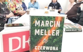 Okładka książki oraz zakładka Dyskusyjnych Klubów Książki oraz logo DKK, w tle grupa ludzi, siedząca przy stole.