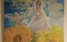 Zbliżenie na obraz przedstawiający kobietę z parasolką na łące