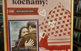 Plakat Dyskusyjnych Klubów Książki oraz okładka książki, która przedstawia przytulających się ludzi.