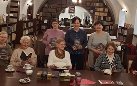 Kilka kobiet stoi i pozuje do zdjęcia.