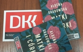 Na stole leżą książki.