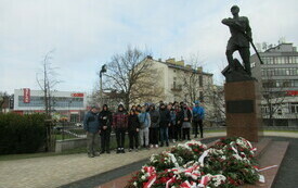 Grupa młodzieży stoi obok pomnika Leopolda Lisa - Kuli w Rzeszowie