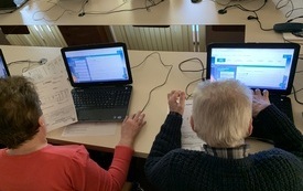 Starszy mężczyzna i starsza kobieta korzystają z laptop&oacute;w