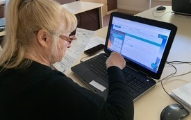 Starsza kobieta używa laptopa