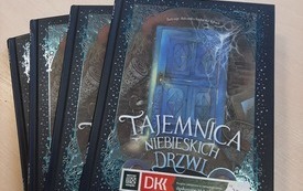 Kilka książek dla dzieci leży na stole.