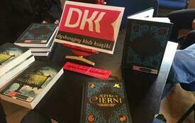 Okładki książek oraz logo Dyskusyjnych Klubów Książki