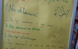 Plansza z dekalogiem przyjaźni. Na plakacie obrysowana dłoń.