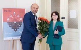Prezydent Rzeszowa wręcza kwiaty i list gratulacyjny Dyrektorowi biblioteki. 