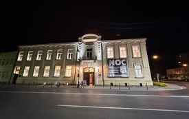Nocny widok na budynek biblioteki od strony ul. Sokoła. 