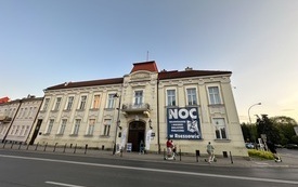 Budynek Biblioteki od strony ul. Sokoła. Na budynku baner z pegazem i napisem Noc Wojew&oacute;dzkiej i Miejskiej Biblioteki Publicznej w Rzeszowie. 