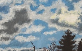 Obraz przedstawiający drzewa i słup wysokiego napięcia, nad nimi niebieskie niebo z chmurami.